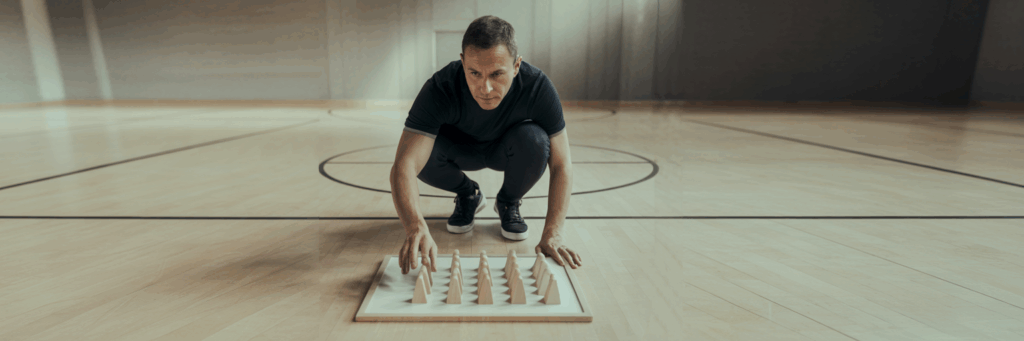 Trainer erklärt Fußball-Positionen an einer neutralen Taktiktafel.