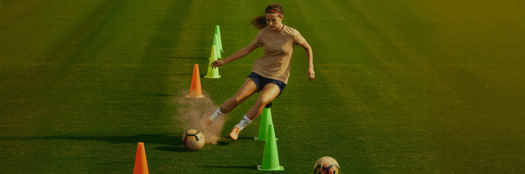 Spieler übt präzise Pässe durch Hütchen-Tore auf dem Trainingsplatz